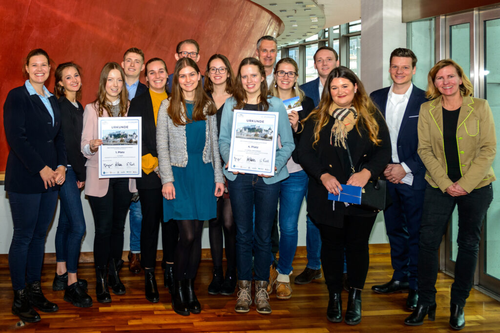 Gemeinsam für Salzburg: Diana Wieden-Bischof von Salzburg Research (li.), Altstadt Verband Geschäftsführerin Sandra Woglar-Meyer (re.) und Klemens Kollenz, Projektverantwortlicher der TSG (2. v. re.), mit den glücklichen Gewinnerinnen und Gewinnern der ersten fünf Plätze des Tourismus-Ideenwettbewerbs „(er)lebenswertes Salzburg“.